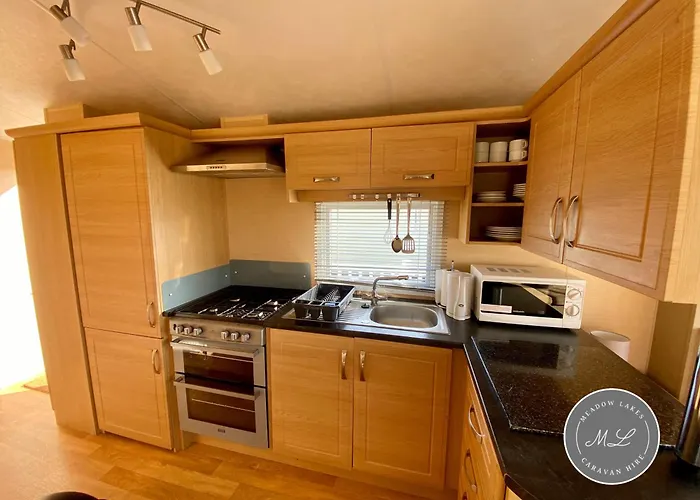 Palm Grove 132 - Pet Friendly, Wifi, Central Heating, Close To Shops And Beach - Meadow Lakes Caravan & Lodge Hire